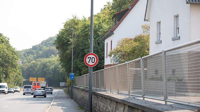 Die Bürgerinitiative „Höchberg Leiser!“ fordert, dass hier im Höchberger Leistengrund künftig nicht mehr Tempo 70 sondern Tempo 50 gilt. Die Bürgerinitiative „Höchberg Leiser!“ fordert, dass hier im Höchberger Leistengrund künftig nicht mehr Tempo 70 sondern Tempo 50 gilt.