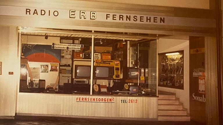 Rudolf Schumm übernahm Anfang der 1980er Jahre Radio und Fernsehen Erb in der Kissinger Straße. Rudolf Schumm übernahm Anfang der 1980er Jahre Radio und Fernsehen Erb in der Kissinger Straße. 