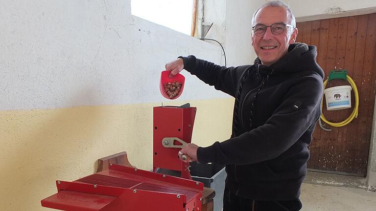 Noch reicht Peter Lichtenstern eine handbetriebene Knack-Maschine, um seine Bio-Haselnüsse zu verarbeiten. Noch reicht Peter Lichtenstern eine handbetriebene Knack-Maschine, um seine Bio-Haselnüsse zu verarbeiten. 