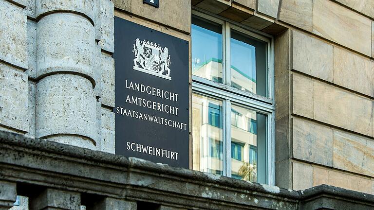 Vor der 1. Großen Jugendkammer am Landgericht Schweinfurt sind zwei Männer wegen Vergewaltigung einer Minderjährigen angeklagt. Vor der 1. Großen Jugendkammer am Landgericht Schweinfurt sind zwei Männer wegen Vergewaltigung einer Minderjährigen angeklagt.