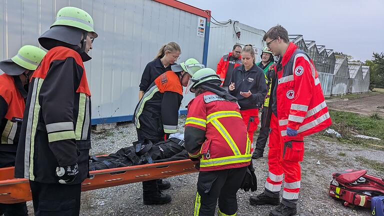 Eine gerettete Person wird von den 'Helfern vor Ort Mühlhausen' erstversorgt und nach dem Grad der Hilfsbedürftigkeit kategorisiert.