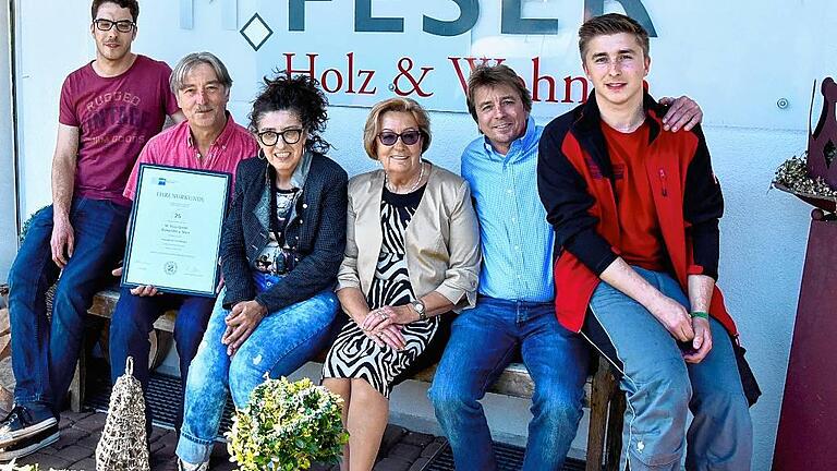 25 Jahre Schreinerei Feser in Gemünden: Familie Feser von links: Felix, Michael, Maria, Elisabeth, Frank und Julius Feser.