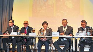 Nach dem einstimmigen Votum des Dialogforums, das in der Ganztagesstätte am Schulzentrum in Haßfurt stattfand, bewirbt sich jetzt der Landkreis Haßberge um das Gütesiegel &bdquo;Bildungsregion in Bayern&ldquo;. Unser Bild zeigt (von links) Landrat Rudolf Handwerker, Bernhard Butz, Leitender Ministerialrat im Bayerischen Staatsministerium für Bildung und Kultus, Wissenschaft und Kunst, Regierungsvizepräsident Dr. Andreas Metschke, Jugendamtsleiterin Adelinde Friedrich, Horst Karch, Vorsitzender der Konferenz der Schulaufsicht, Oskar Ebert, Vorsitzender  des Kreisverbands Haßberge des Bayerischen Gemeindetags, und Bertram Odoj von der Regierung von Unterfranken, Koordinator der Bildungsregionen in Bayern.