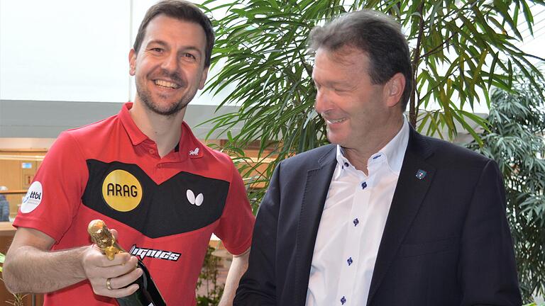 Den „Bürgermeistersekt“ als Abschiedsgeschenk: Timo Boll (links) freut sich über das Präsent, das ihm von Bürgermeister Thomas Helbling überreicht wurde.