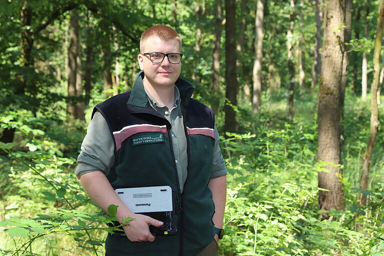 Der studierte Forstwirt Felix Reichelt ist für rund 7000 Hektar Waldfläche im südlichen Landkreis verantwortlich, bei 875 Hektar davon für die komplette Bewirtschaftung. Der studierte Forstwirt Felix Reichelt ist für rund 7000 Hektar Waldfläche im südlichen Landkreis verantwortlich, bei 875 Hektar davon für die komplette Bewirtschaftung.