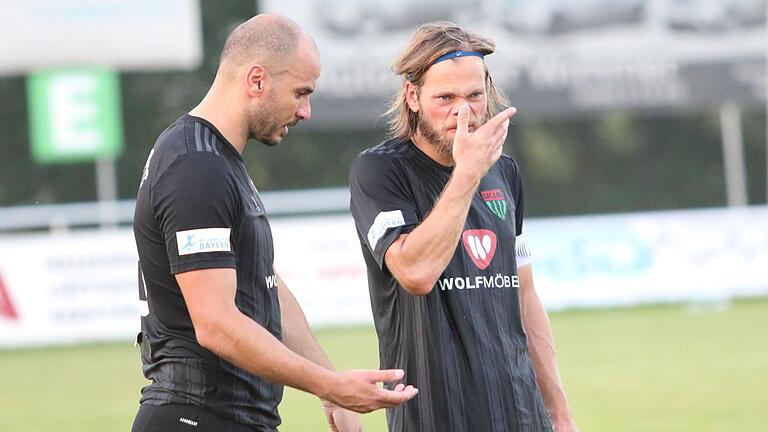 Enttäuscht: Die Schweinfurter Routiniers Adam Jabiri (links) und Kristian Böhnlein nach der 1:2-Niederlage beim SV Schalding-Heining.