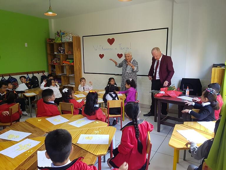 Herzlich empfangen wird Bürgermeisterin Sorya Lippert von den Schulkindern in Tarija. Herzlich empfangen wird Bürgermeisterin Sorya Lippert von den Schulkindern in Tarija.