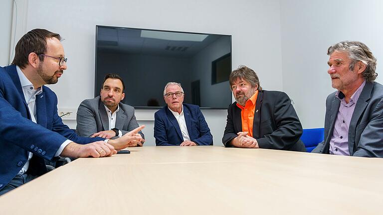 Die Sprecher der Interessensgemeinschaft der Fronhof-Befürworter im Gespräch mit dieser Redaktion (von links): Bastian Steinbach, Michael Werner, Norbert Klein, Gerald Pittner sowie Karl Breitenbücher. Die Sprecher der Interessensgemeinschaft der Fronhof-Befürworter im Gespräch mit dieser Redaktion (von links): Bastian Steinbach, Michael Werner, Norbert Klein, Gerald Pittner sowie Karl Breitenbücher.