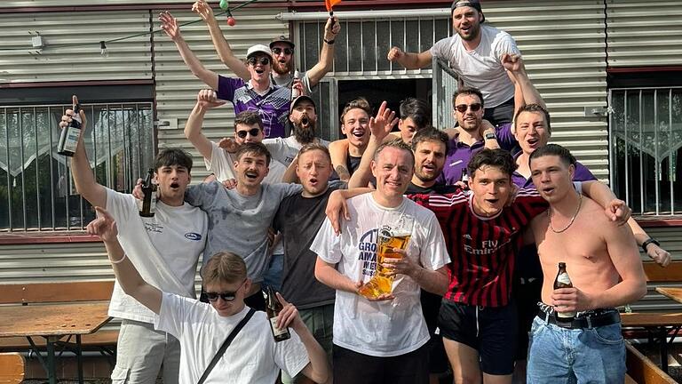 Der TSV Grombühl feiert die Meisterschaft der B-Klasse Würzburg 1 in der Saison 2023/24. Nach einem kurzen und erfolgreichen Gastspiel auf dieser Ebene kehren die Grombühler in die A-Klasse zurück. Der TSV Grombühl feiert die Meisterschaft der B-Klasse Würzburg 1 in der Saison 2023/24. Nach einem kurzen und erfolgreichen Gastspiel auf dieser Ebene kehren die Grombühler in die A-Klasse zurück.