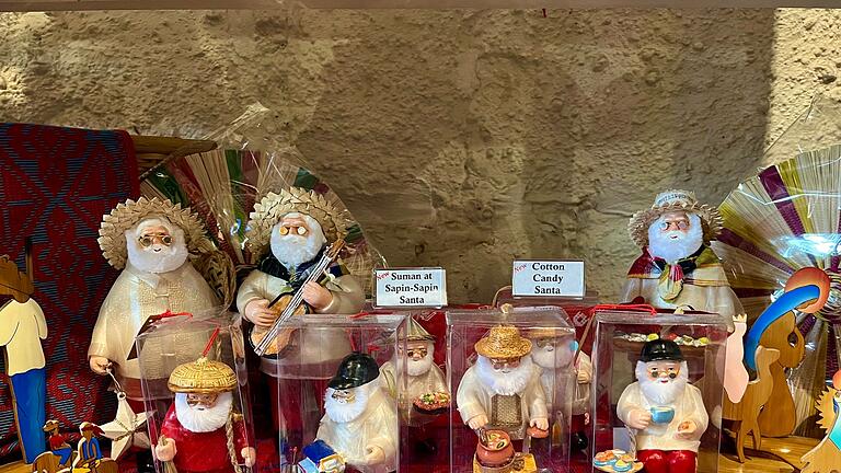 Weihnachtszeit auf den Philippinen       -  In Geschäften stehen für Weihnachtsfans verschiedene Santas zum Verkauf.