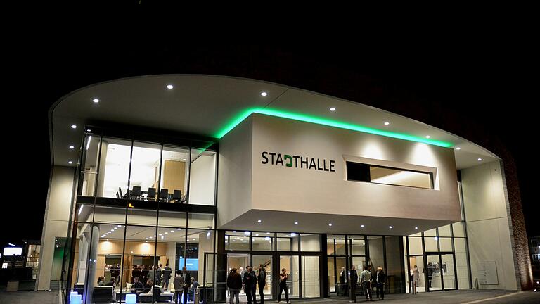 170 Bürgerinnen und Bürger haben 2024 die zentrale Bürgerversammlung in der Stadthalle besucht. 2025 wird die Bürgerversammlung am 6. Mai stattfinden.