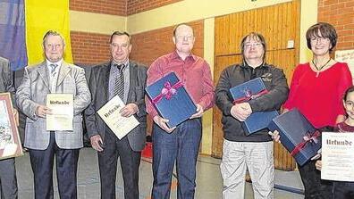 Geehrt: Für ihre ehrenamtliches Engagement ausgezeichnet wurden in Greußenheim, (von links) Guido Hetzer, Gregor Staus, Rudi Dürr, Martin Hartmann, Jürgen Hagenbusch, Christa Öchsner und Zoe Gumpp; mit im Bild (rechts) Bürgermeisterin Karin Kuhn. Geehrt: Für ihre ehrenamtliches Engagement ausgezeichnet wurden in Greußenheim, (von links) Guido Hetzer, Gregor Staus, Rudi Dürr, Martin Hartmann, Jürgen Hagenbusch, Christa Öchsner und Zoe Gumpp; mit im Bild (rechts) Bürgermeisterin Karin Kuhn.