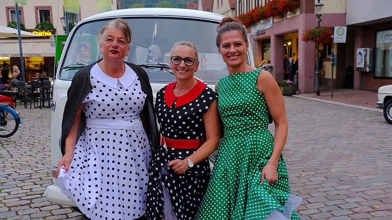 Lange Einkaufsnacht Gemünden: Besucher im Stil der 1950er Jahre.