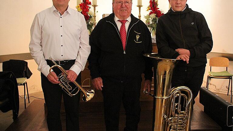 Der Posaunenchor Friesenhausen ist ein Mehrgenerationenprojekt: Hermann Wolf (Mitte) gab nach 70 Jahren seine Tuba an Enkel Yannick (rechts) weiter. Sein Sohn Matthias Wolf (links) dirigiert den Posaunenchor seit 20 Jahren.