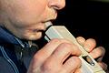 Bei einer männlichen Person wird im Rahmen einer Polizeikontrolle  ein Alkoholtest durchgeführt (Symbolbild). Die Anzahl der Verkehrsunfälle unter Einfluss von Alkohol im Dienstbereich der Polizeinspektion Bad Neustadt lag 2019 über dem bisherigen traurigen Spitzenwert von 2015.&nbsp;