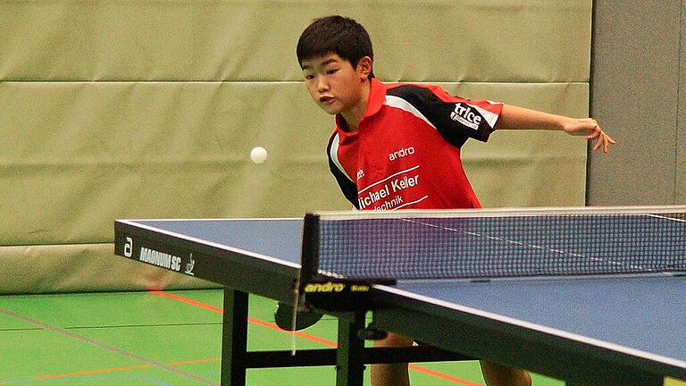 Akito Itagaki (im Bild) vom TSV Bad Königshofen hat bei einem Trainingsturnier des Bayerischen Tischtennis-Verbands in München auf sich aufmerksam gemacht. Akito Itagaki (im Bild) vom TSV Bad Königshofen hat bei einem Trainingsturnier des Bayerischen Tischtennis-Verbands in München auf sich aufmerksam gemacht.
