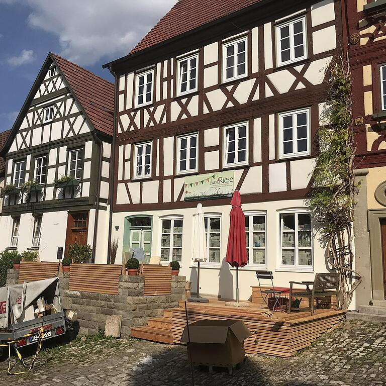 Noch laufen die letzten Arbeiten an der Terrasse. Bald können hier die ersten Gäste sitzen. Noch laufen die letzten Arbeiten an der Terrasse. Bald können hier die ersten Gäste sitzen.