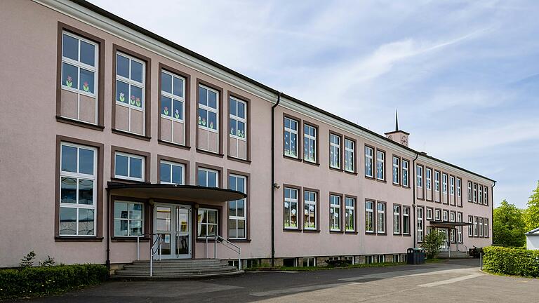 An der Grundschule in Gerolzhofen, hier das Schulhaus am Lülsfelder Weg in Gerolzhofen, wird es weiter keine Mittags- oder Nachmittagsbetreuung für Schülerinnen und Schüler geben.