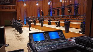 Blick vom seitlichen Mischpult auf den Bühnenbereich des Max-Littmann-Saals im Regentenbau.       -  Blick vom seitlichen Mischpult auf den Bühnenbereich des Max-Littmann-Saals im Regentenbau.