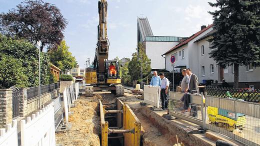 Baubeginn: In Veitshöchheim besichtigten Bürgermeister Jürgen Götz und die Tiefbaumitarbeiter Jürgen Hardecker und Joachim Kessler den Beginn der Ausbauarbeiten in der Friedensstraße.