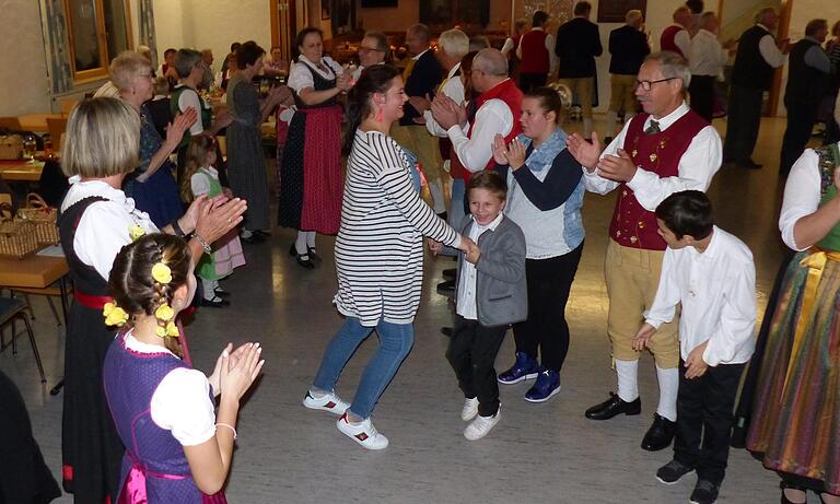Mit einer Polonaise an der sich Jung und Alt und Groß und Klein, die sichtlich ihre Freude daran hatten, beteiligten, wurde der fränkische Tanzabend eingeläutet. Mit einer Polonaise an der sich Jung und Alt und Groß und Klein, die sichtlich ihre Freude daran hatten, beteiligten, wurde der fränkische Tanzabend eingeläutet.