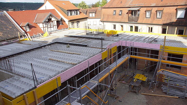Neben dem Eltmanner Rathaus wächst das neue Standesamt in die Höhe.
