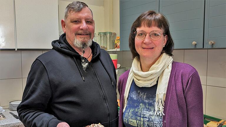 Wärmestuben-Leiter Claus Poppe (62) mit seiner neuen Kollegin Karin Leitschuh (56)       -  Wärmestuben-Leiter Claus Poppe (62) mit seiner neuen Kollegin Karin Leitschuh (56)
