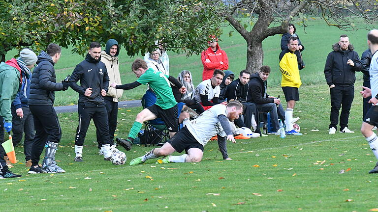 SV Machtilshausen       -  Unser Bild zeigt einen intensiven Zweikampf an der Außenlinie zwischen dem Machtilshäuser Niklas Bischof (in Grün) gegen den Bad Brückenauer Konstantin Melser beim 2:2-Remis.