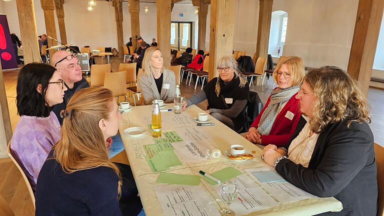 Kulturschaffende aus dem Landkreis Rhön-Grabfeld tauschen sich beim Workshop 'Bündnisschmiede' aus.