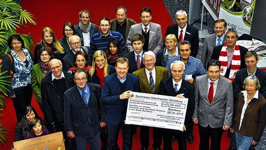 Glückliche Gesichter: Der Vorstandsvorsitzende der Sparkasse Mainfranken Würzburg, Rudolf Fuchs (vorne, Dritter von rechts,) überreichte Spenden von fast 28 500 Euro, die aus dem Zweckertrag des PS-Sparens stammt, an Vertreter von 48 Vereinen, Initiativen und Projekten. Glückliche Gesichter: Der Vorstandsvorsitzende der Sparkasse Mainfranken Würzburg, Rudolf Fuchs (vorne, Dritter von rechts,) überreichte Spenden von fast 28 500 Euro, die aus dem Zweckertrag des PS-Sparens stammt, an Vertreter von 48 Vereinen, Initiativen und Projekten.
