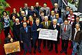 Glückliche Gesichter: Der Vorstandsvorsitzende der Sparkasse Mainfranken Würzburg, Rudolf Fuchs (vorne, Dritter von rechts,) überreichte Spenden von fast 28 500 Euro, die aus dem Zweckertrag des PS-Sparens stammt, an Vertreter von 48 Vereinen, Initiativen und Projekten.