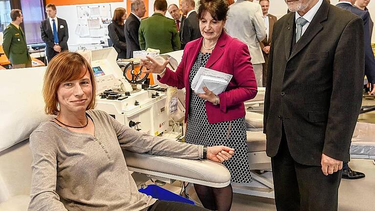 Einweihung des Plasmazentrums des BRK in der Virchowstraße 22: Plasmaspenderin Marion Hiller (vorne) bringt es auf 45 Spenden im Jahr; Leiterin Dr. Helene Butsch erläutert Regierungspräsident Paul Beinhofer Geräte und Hintergründe.
