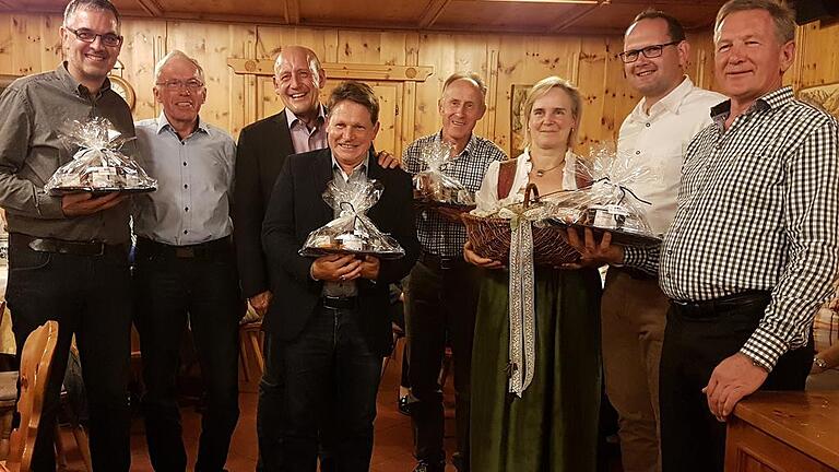 Der Vereinsring Mühlbach übergibt die Gastpräsente. Von links: Josef Schwärzer/Gemeindereferent in Gais für Städtepartnerschaften, Gerhard Breidenbach, Zweiter Vorsitzender des Vereinsrings Mühlbach, Paul Kruck, Bürgermeister Stadt Karlstadt, Christian Gartner, Bürgermeister Gemeinde Gais, Heinz Untergasser, Gemeinderat Gais, Annelies Wolfsgruber, Wirtin des Gasthofs Huber, Michael Hombach, Vorsitzender des Vereinsrings Mühlbach und Stadtrat, Karl Wolfsgruber, Vorsitzender der Fraktion Mühlbach ob Gais und Wirt des Gasthofs Huber.