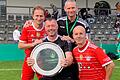 Seltenes Bild: Zwei Spieler im Bayern-Trikot, aber ein anderer hält die Schale. Ralf Keidel (vorne links) präsentiert den Sieger-Pokal. Der 1. FC Nürnberg hat in Berlin die deutsche Meisterschaft der Ü-40-Teams gewonnen. Mit auf dem Foto sind Patrick Würll (hinten links) und Mike Hilbig (vorne rechts) von der Ü 32 des FC Bayern München sowie Tobias Fuchs vom Siegerteam des 1. FC Nürnberg.