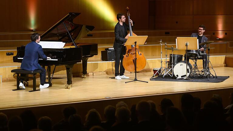 Das Trio entwirft immer wieder aufs Neue wahre Jazzsinfonien von Swing bis Bebop, von Cool bis Latin. Das Trio entwirft immer wieder aufs Neue wahre Jazzsinfonien von Swing bis Bebop, von Cool bis Latin.