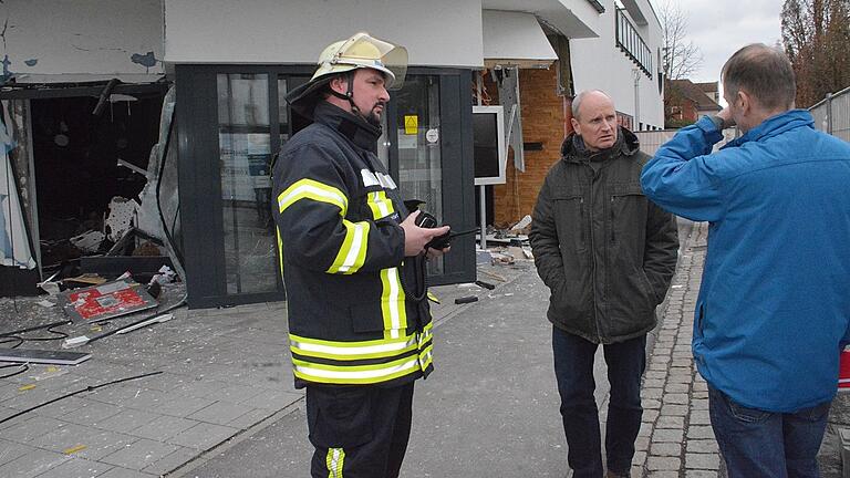 Bei Gebietsdirektor Peter Lindemann, hier im Gespräch, sitzt der Schock nach der Zerstörung 'seiner Bank', sehr tief. Viel Herzblut hat er bei der Neueinrichtung und dem Neubau mit eingebracht, nun ist alles zerstört. Foto