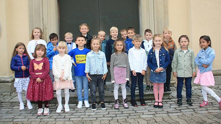 Die Klasse 1c der Grundschule Kolitzheim besuchen 21 Schülerinnen und Schüler. Sie gehen im Schulhaus in Herlheim zur Schule. Die Klassenleitung hat Christiane Berndt, die am ersten Schultag fehlte.