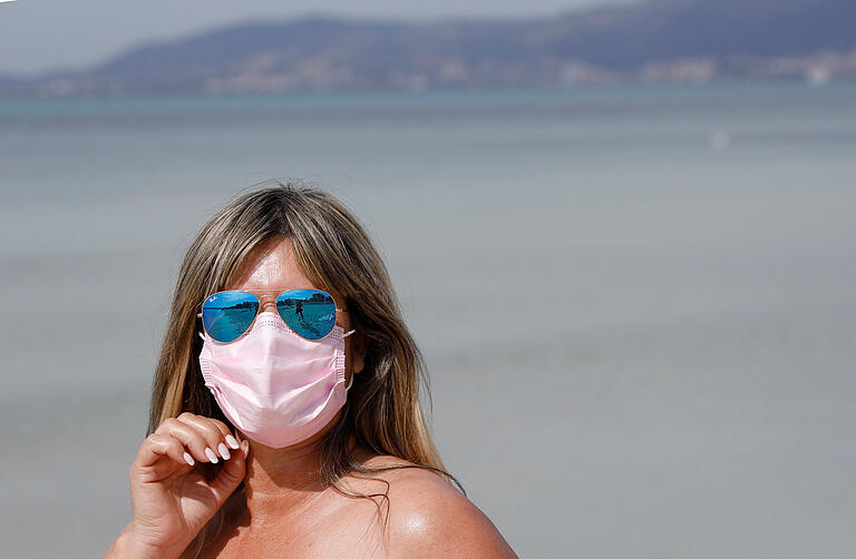 Eine Urlauberin trägt am Strand eine Maske. Hat sie einen Bikini an, während sie die Maske trägt, dann hat sie nach der Definition des Leibniz-Instituts für Deutsche Sprache sogar einen Trikini an. Eine Urlauberin trägt am Strand eine Maske. Hat sie einen Bikini an, während sie die Maske trägt, dann hat sie nach der Definition des Leibniz-Instituts für Deutsche Sprache sogar einen Trikini an.