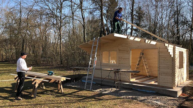 Bald steht die erste Hütte: Die Aufnahme zeigt Ewald Schmitt (links) sowie Platzwart Harald Endres (auf dem Dach) beim Aufbau. Platzwart Jochen Bach, der ebenfalls mit aufbaut, fehlt auf dem Foto. Bald steht die erste Hütte: Die Aufnahme zeigt Ewald Schmitt (links) sowie Platzwart Harald Endres (auf dem Dach) beim Aufbau. Platzwart Jochen Bach, der ebenfalls mit aufbaut, fehlt auf dem Foto.