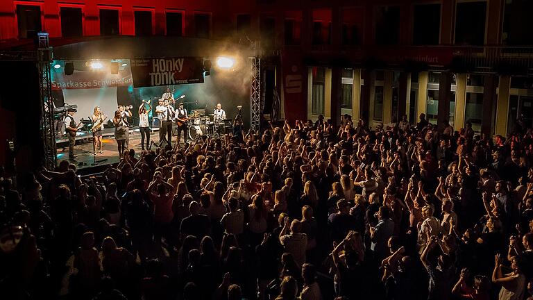 Hotspot im Rathausinnenhof: Die Konzerte bildeten den Mittelpunkt des Schweinfurter Kneipenfestivals Honky Tonk. Von dort trugen die Macher das Konzept bis in die Schweiz und nach Österreich.