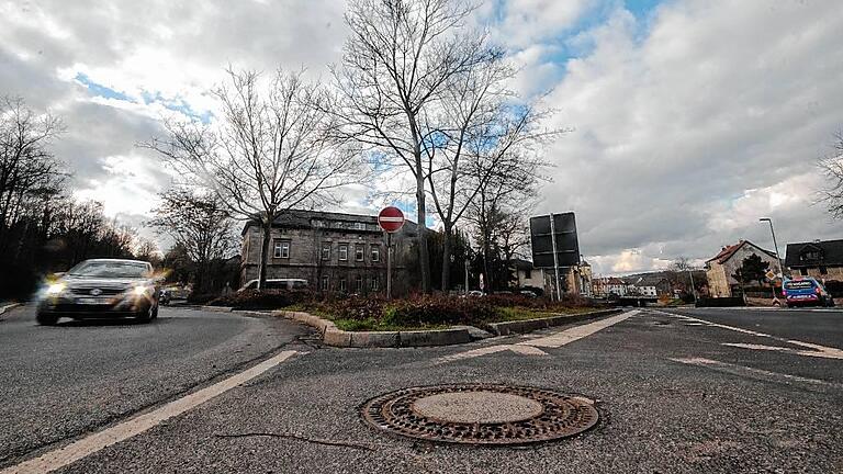 Die Verkehrsinsel am Alten Krankenhaus kommt weg. Stattdessen soll die B 13 während der Bauphase an der Neuen Mainbrücke zweispurig über die Kniebreche zur Südtangente geleitet werden.