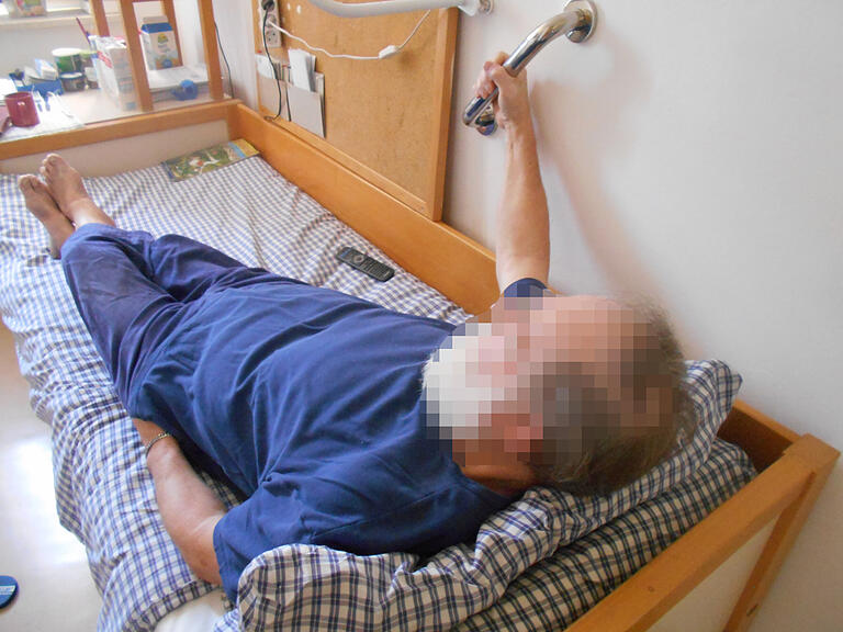 Hilfe an der Wand: Die Räume der Häftlinge in der neuen Abteilung sind unter anderem mit Haltegriffen ausgestattet.