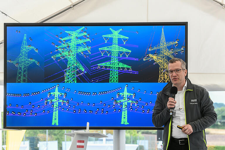 Arne Nowak von Siemens Energy zeigt, wie die Daten am 'virtuellen Zwilling', einem Computermodell der Leitungen, ausgewertet werden. Arne Nowak von Siemens Energy zeigt, wie die Daten am 'virtuellen Zwilling', einem Computermodell der Leitungen, ausgewertet werden.