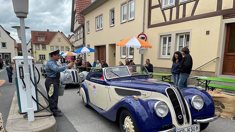 Bei der ersten Etappe der Rallye 'Franken Classic' machten die Teilnehmer mit ihren Oldtimern eine Pause in Fladungen.