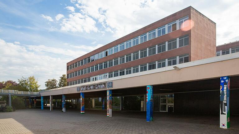 Vor allem der Neubau des Balthasar-Neumann-Gymnasiums in Marktheidenfeld steht schon lange zur Debatte. Vor allem der Neubau des Balthasar-Neumann-Gymnasiums in Marktheidenfeld steht schon lange zur Debatte. 