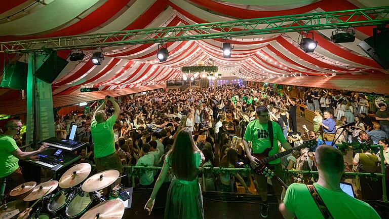Fast wie ein Wimmelbild: Volles Haus im Festzelt beim Abschlussabend des Würzburger Frühjahrsvolksfestes mit den Hettstadter Musikanten. Fast wie ein Wimmelbild: Volles Haus im Festzelt beim Abschlussabend des Würzburger Frühjahrsvolksfestes mit den Hettstadter Musikanten. 