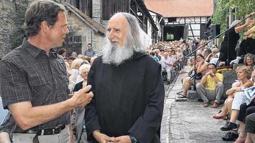 Zehnthofeigner Edgar Schmitt im Gespräch mit Pater Anselm Grün. Im Hintergrund der voll besetzte Zehnthof in Niederlauer. Zehnthofeigner Edgar Schmitt im Gespräch mit Pater Anselm Grün. Im Hintergrund der voll besetzte Zehnthof in Niederlauer.
