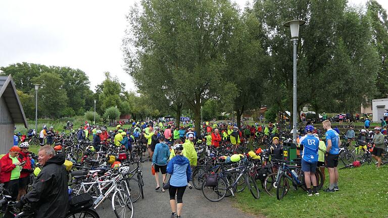 1.000 Teilnehmerinnen und Teilnehmer der BR Radltour machten auf der letzten Etappe von Ebern nach Neustadt an der Aisch in Sand am Main eine Pause.