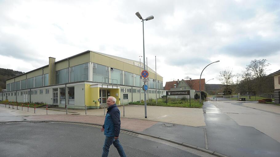 Der Rückkauf der Eissporthalle ist denkbar: Die Stadt Bad Kissingen will auch haushaltstechnisch dafür die Weichen stellen.  Foto: Siegfried Farkas       -  Der Rückkauf der Eissporthalle ist denkbar: Die Stadt Bad Kissingen will auch haushaltstechnisch dafür die Weichen stellen.  Foto: Siegfried Farkas