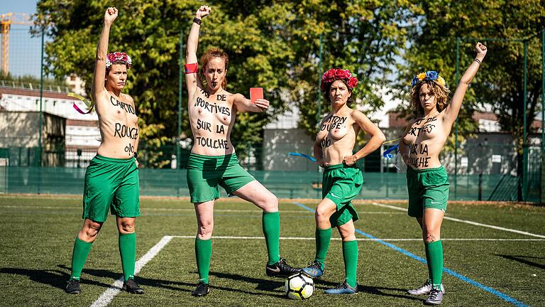 Rote Karte für sexualisierte Gewalt: Mitglieder der feministischen Aktionsgruppe Femen protestieren in Frankreich gegen die Vermarktung von nackter Haut im Sport. Rote Karte für sexualisierte Gewalt: Mitglieder der feministischen Aktionsgruppe Femen protestieren in Frankreich gegen die Vermarktung von nackter Haut im Sport.